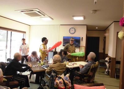 賑やかなラウンジ