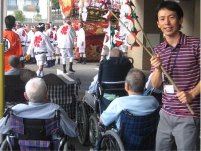 地域の祭りを楽しむ様子