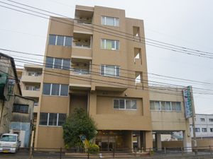 多階層の建物外観