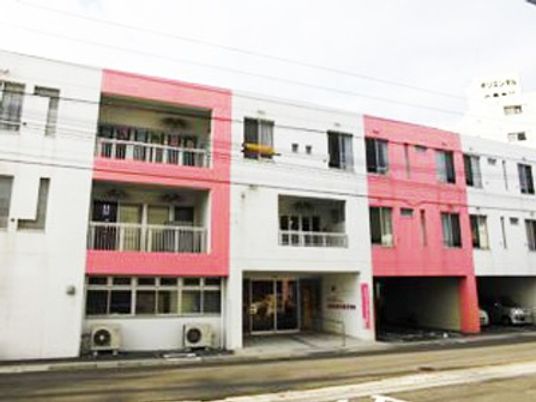 白とピンクの建物外観  
