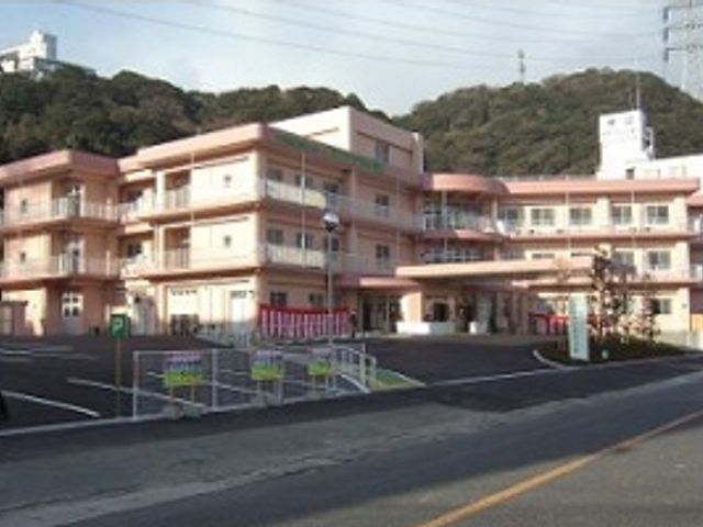 広々とした3階建て建物の外観 外観 周囲を緑に囲まれた3階建てのモダンな建物です。地域に溶け込むデザインが魅力的です。