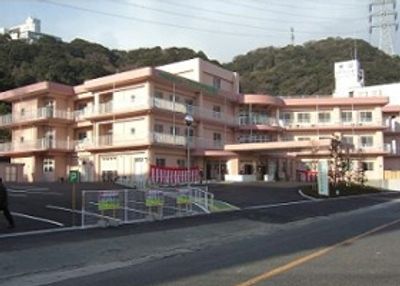 広々とした3階建て建物の外観