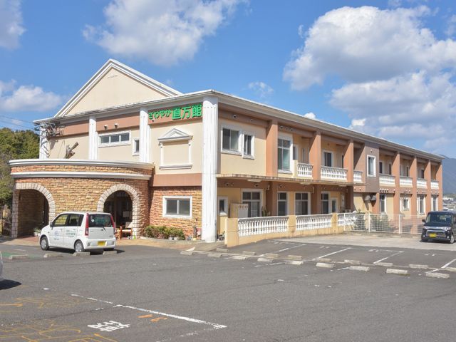 穏やかな外観の建物 外観 ゆったりとした駐車スペースのある建物前です。広々とした入り口が、訪れる方を温かく迎えてくれます。