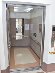 清潔なエレベーター入口