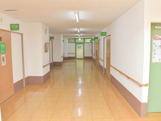 清潔感のある廊下の光景 廊下 ゆったりとした廊下は、掲示物が整然と配され、どこか落ち着いた雰囲気を感じさせます。手すりもついており、安全に配慮された設計となっております。