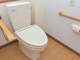 手すり付き洋式トイレ