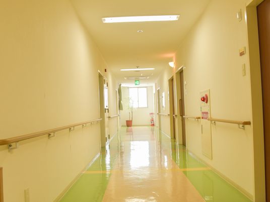 手すり付きの明るい廊下
