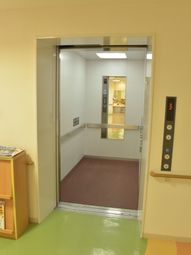 清潔なエレベーター内観