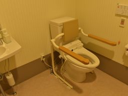 バリアフリー対応の洋式トイレ