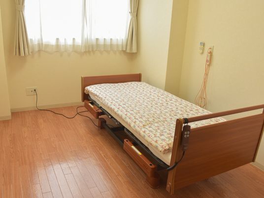 居室のシンプルなベッド