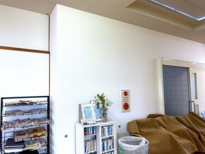 掲示棚のある休憩室  