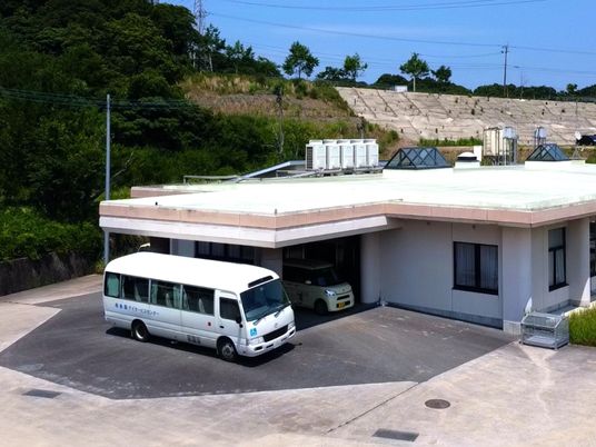 送迎車が停まる建物外観