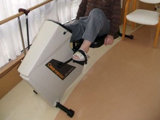 リハビリ中の足元と器具