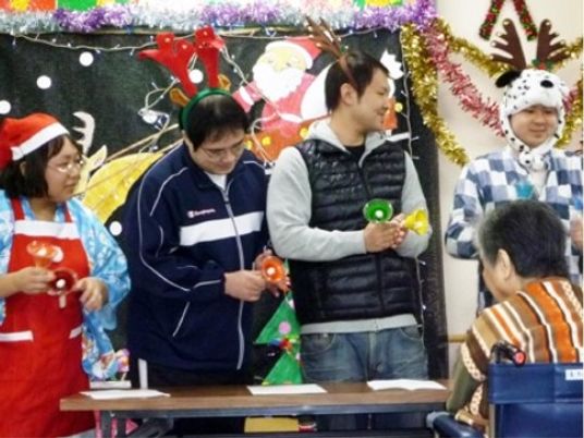 イベントを楽しむ人々