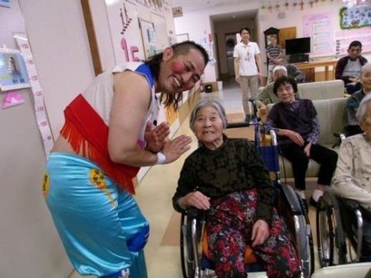 笑顔の女性と力士の廊下