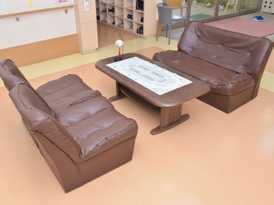 茶色いソファが置かれた休憩室