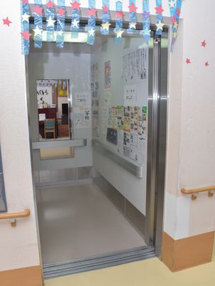 装飾付きのエレベーター入口