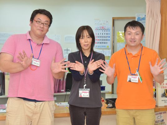 スタッフ３人が手を振る様子