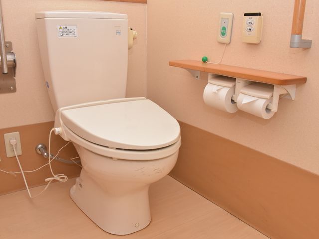 バリアフリートイレ設備 トイレ 安全な手すりと広々としたスペースが実現する、安心のトイレ設備です。利用者の快適性に配慮された設計となっています。