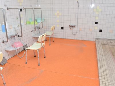 バリアフリー設計の浴室