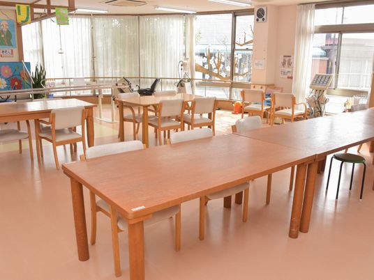 明るい食堂の風景