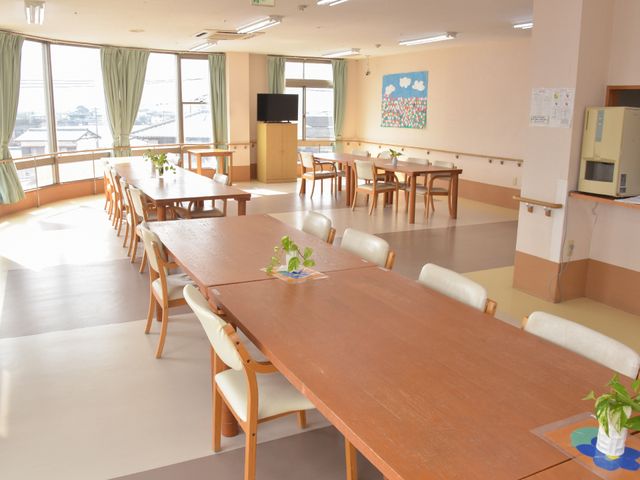 窓辺の明るいダイニング ダイニング 日差しが差し込むダイニングルームです。共に食事を楽しむ広々とした空間で、コミュニケーションも育まれます。