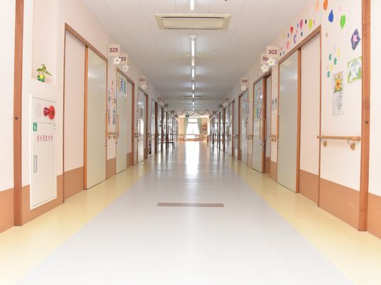 明るく清潔な廊下