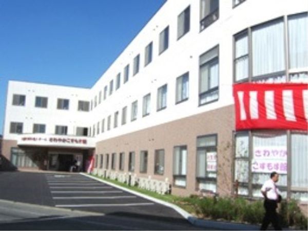 明るい外観の建物