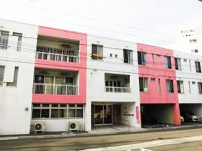 赤と白の外装の建物