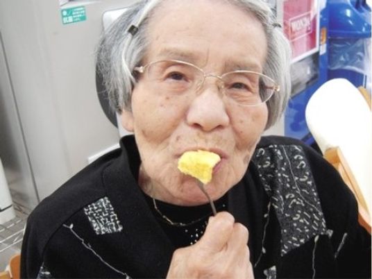 高齢女性が食事を楽しむ様子