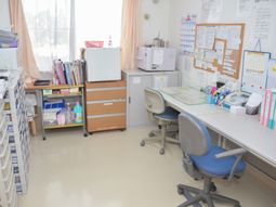 事務室のデスクと棚