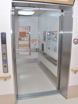 清潔なエレベーター内部