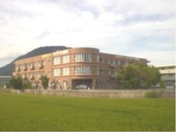 緑に囲まれた建物