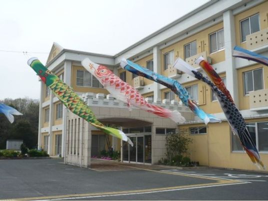 鯉のぼりのある建物外観