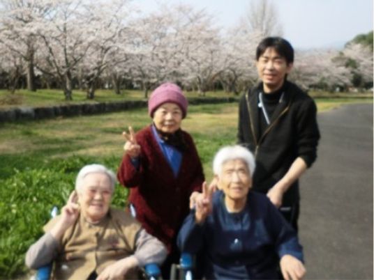 公園で和やかな様子