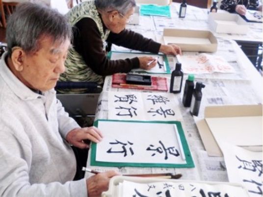 書道を楽しむ高齢者たち