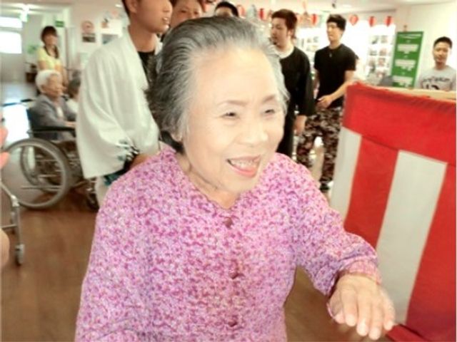 笑顔のおばあさん多目的室 イベント 笑顔あふれる活気のある空間です。利用者様が日々の楽しみを見つけ、交流を深められる場所となっています。