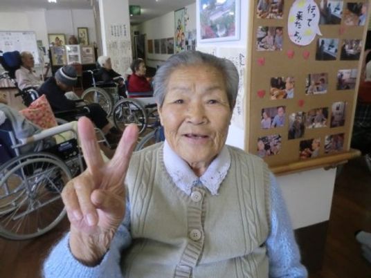 明るい笑顔の高齢者