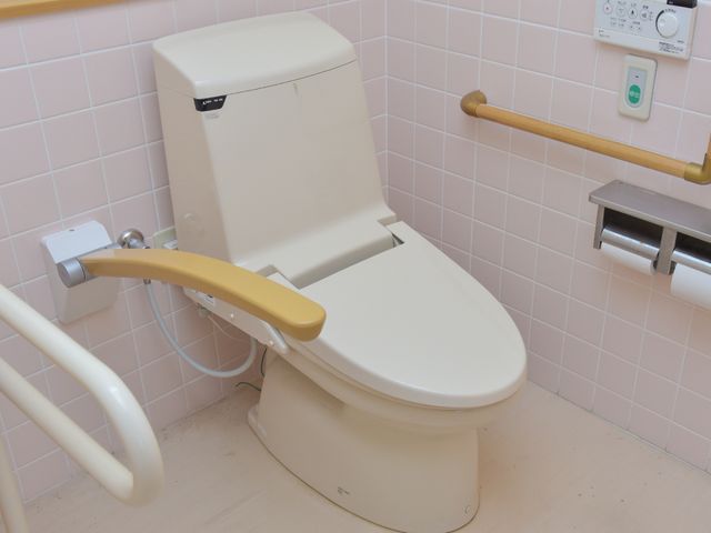 手すり付きトイレ設備 トイレ 手すりが付いた機能性に優れたトイレです。安全かつ快適にご利用いただける設計となっております。