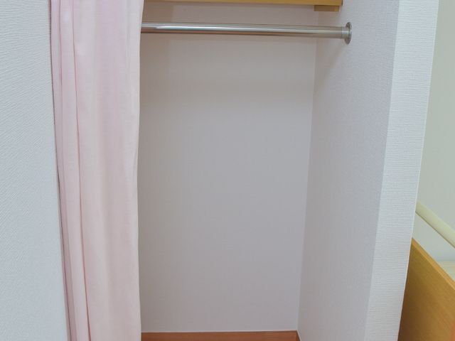シンプルなクローゼット空間 クローゼット 整理整頓しやすい広々としたクローゼットです。個人の大切な衣類や物品を収納できるスペースが確保されています。