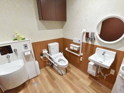 バリアフリーの洗面台とトイレ