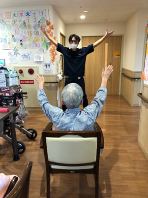 運動する利用者と職員
