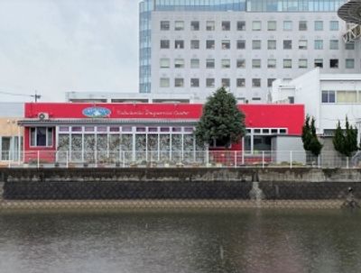 川沿いの建物外観