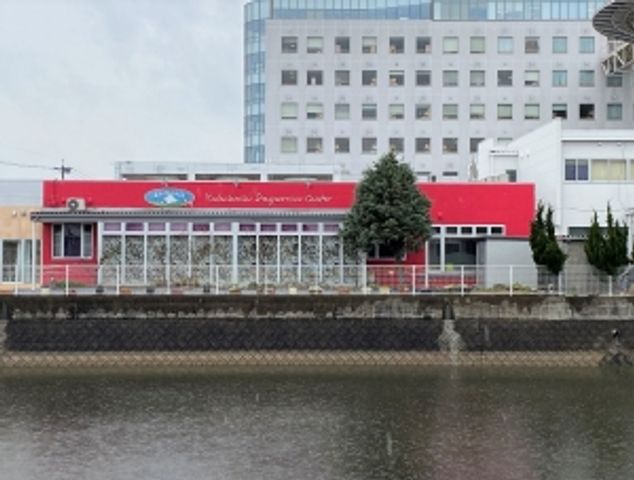 川沿いの建物外観 外観 明るい色使いの建物が、川沿いに位置しています。アクセスしやすい環境が整っています。