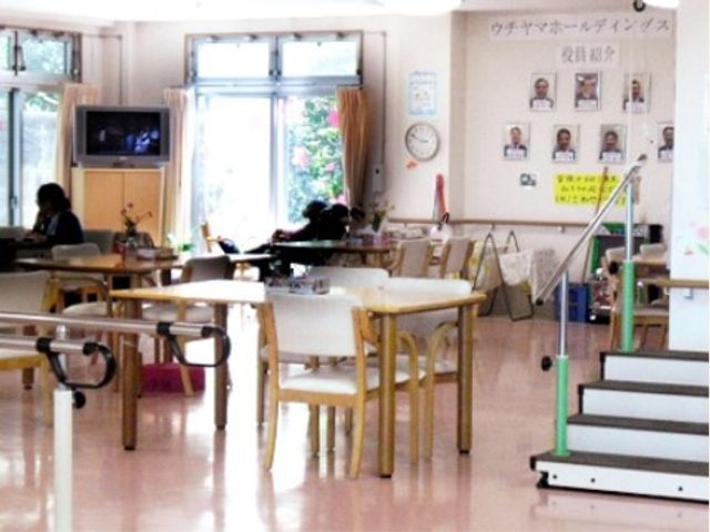明るい広々とした食堂 食堂 広々とした明るい食堂で、ご利用者がゆったりと食事の時間を楽しんでいらっしゃいます。日当たりが良く、人々が和やかに過ごす空間が伝わります。