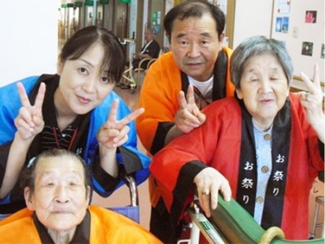 快活なスタッフと入居者 イベント 和やかな雰囲気の中、ご入居者とスタッフが一緒に楽しい時を過ごしています。これこそが、私たちの職場の日常です。