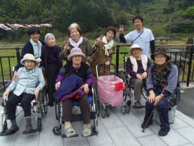 笑顔の集い中庭 外出 自然豊かな中庭では、利用者様がゆったりとした時間を過ごされ、笑顔で会話を楽しんでいます。ここでは、日々の慌ただしさを忘れ、心地よい風に触れながら、穏やかなひとときを提供しています。