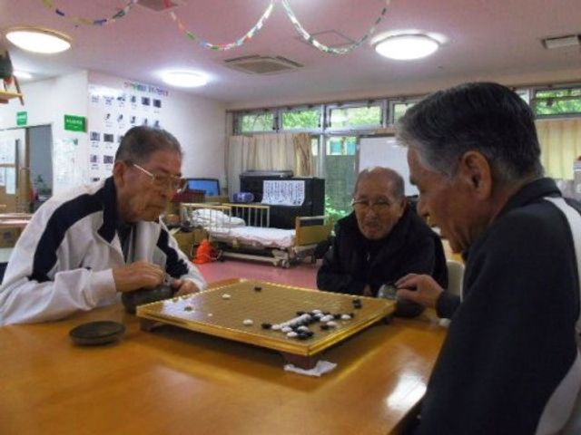 囲碁を楽しむ方々 娯楽 居心地の良い空間で、仲間と囲碁を楽しみながら心地よい時間を過ごしている様子が伝わります。