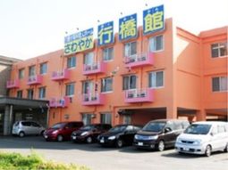 ピンク色の建物の外観