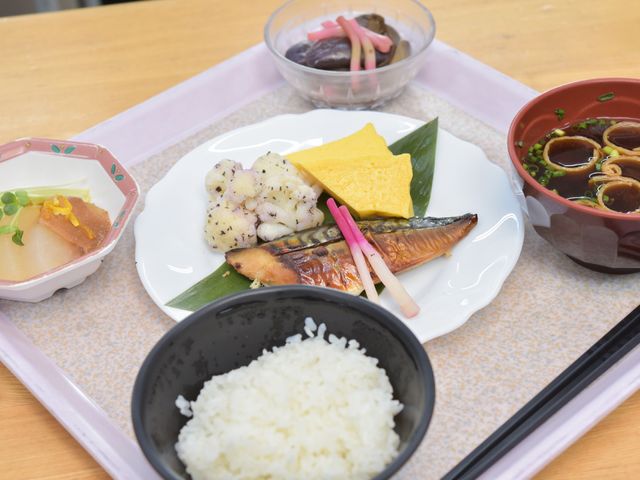 和食の食事セット 食事 栄養バランスを考えた和食の食事です。彩り豊かで目にも鮮やかな食卓をご提供しております。